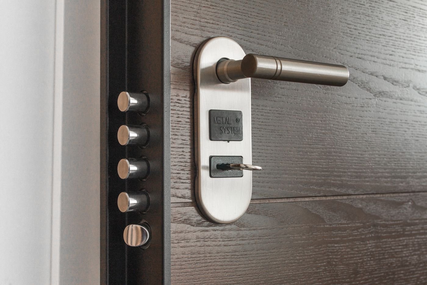 High-security multi-point door lock with lever handle